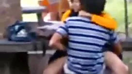 Người đàn ông đặt tr ...
