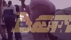 Cô ấy nắm lấy một co ...