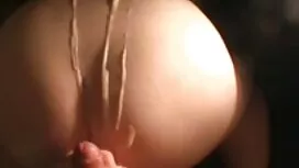 Với chiếc Mũ màu Đỏ  ...