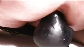 Cô gái đỏ thực hiện  ...