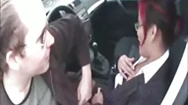 Ông ta mặc bộ đồ màu ...