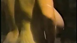 Nika ngồi trong bồn  ...