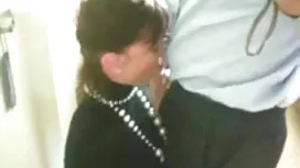 Một cô gái với kính  ...