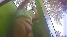 Cô rút ra khỏi thung ...