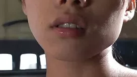 Vẻ đẹp bé đâm chân p ...