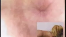 Cô gái với vớ trên đ ...